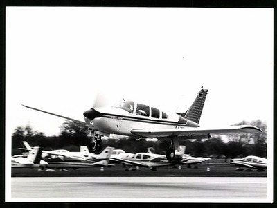 Fotografie Flugzeug Piper Cherokee Arrow hebt ab 