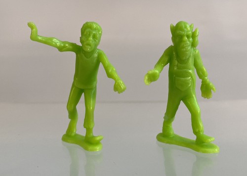 Imperial Zombies Vs Responders Green Plastic Figure Lot Of 2x Farmer Walker - Picture 1 of 3