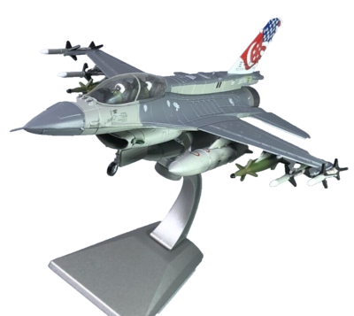F-16D ファインティング　ファルコン　1/72 Amazon.com: NUOTIE 1/72 Scale F-16D Fighting Falcon Airplane