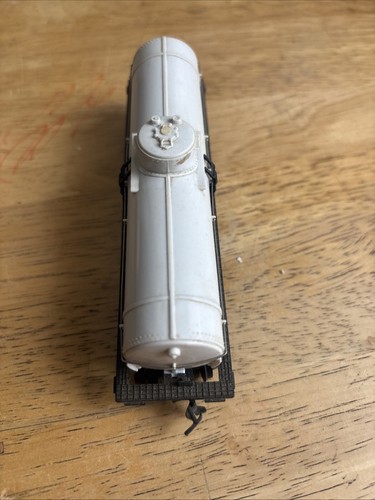HO Scale, BACHMANN, CYANAMID, SINGLE DOME TANK CAR - Picture 4 of 7