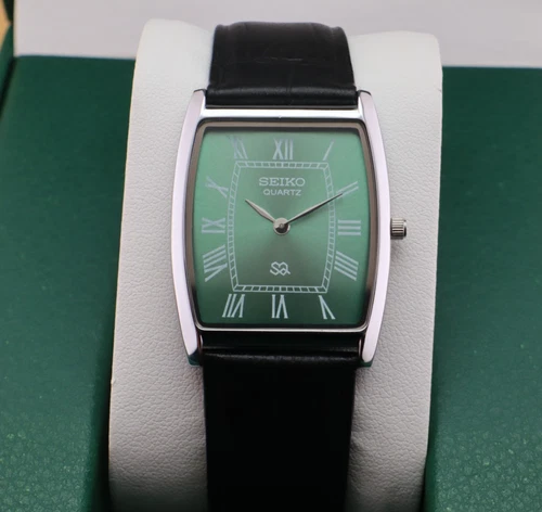 Vintage Seiko Slim Quartz Men's Wrist Watch green Dial with Black Strap.