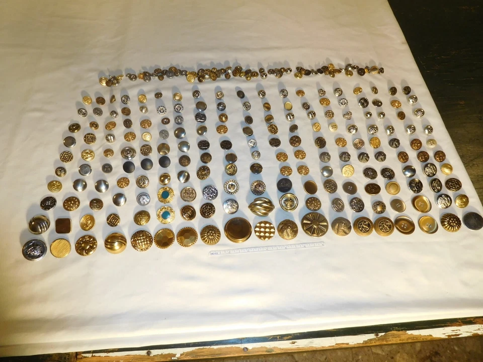 265 Unsorted Vintage 3/8 to 1-1/2" Brass,Silver Color Stylish Metal Button Lot! - Image 2 of 4