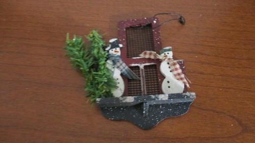 Wood SNOWMEN by SCREEN DOOR Christmas Ornament - 第 1/3 張圖片