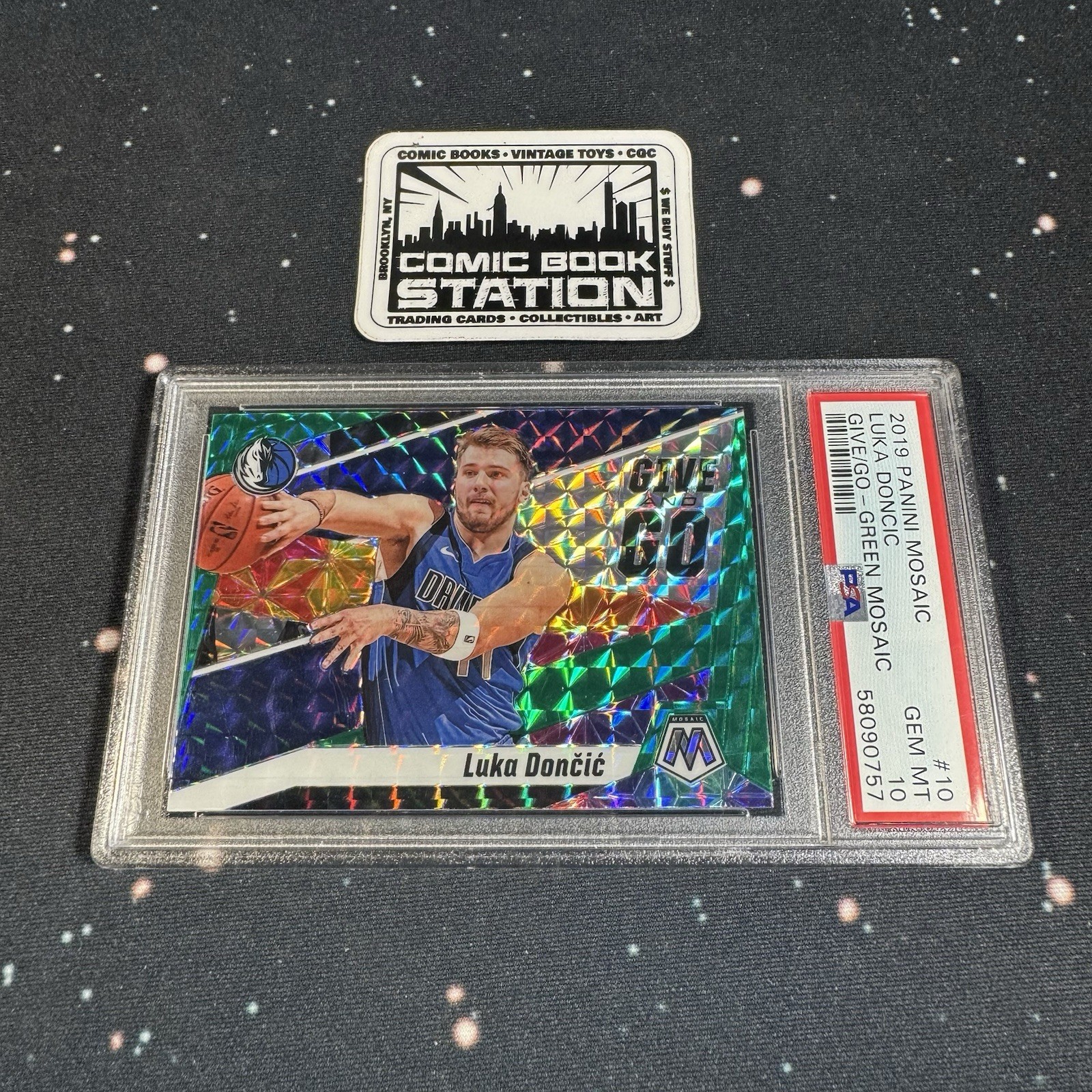 Luka Doncic #10 2019 Panini Mosaic Give/Go Green PSA 10 Gem Mt Mavericks GD view 3