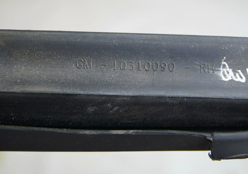 Правая верхняя уплотнительная полоска 2004-2009 Cadillac XLR б/у 10310090 15246655 15224687 - Изображение 3 из 4