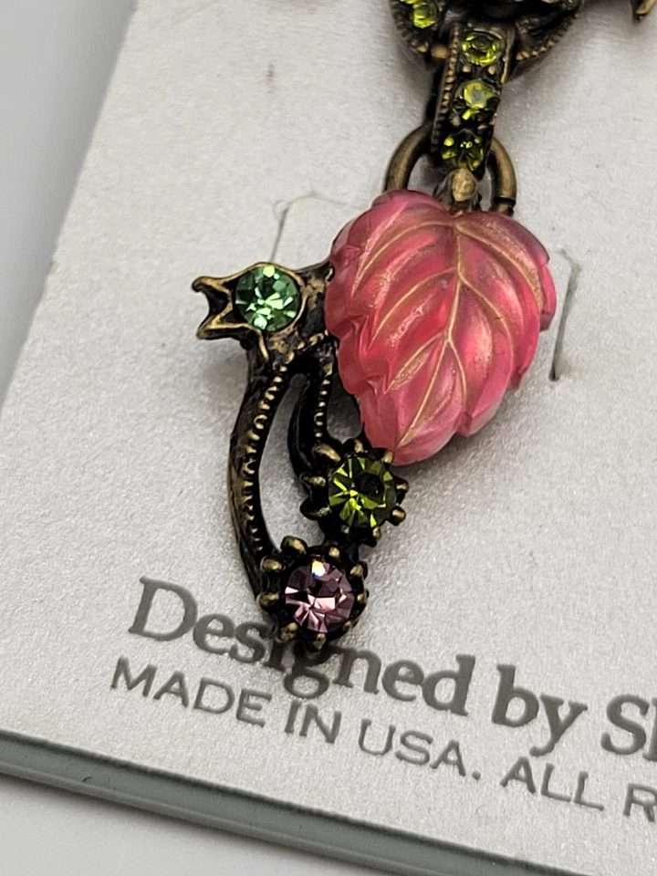 Pendientes colgantes de cristal con hojas de vidrio satinado Sweet Romance hechos en EE. UU. Foto 3 de 4