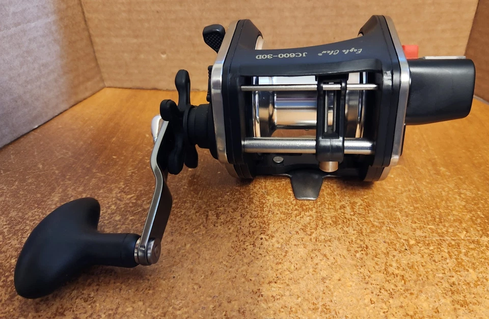 EAGLE CLAW REEL JC600-30D W/line counter - NEW -  Lot 3407 - Image 3 of 4