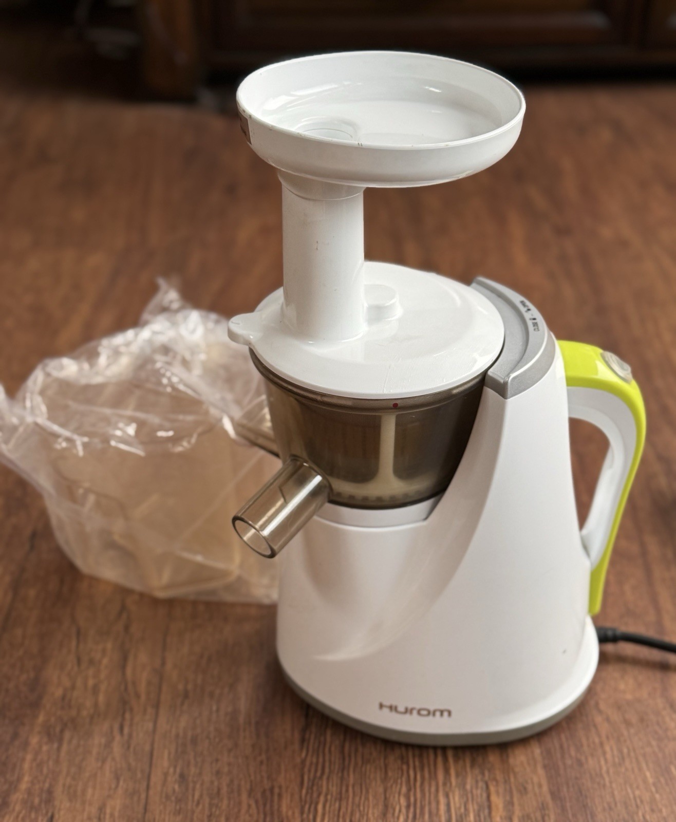 Hurom HU-100 Masticating Slow Juicer Green & White With Cups