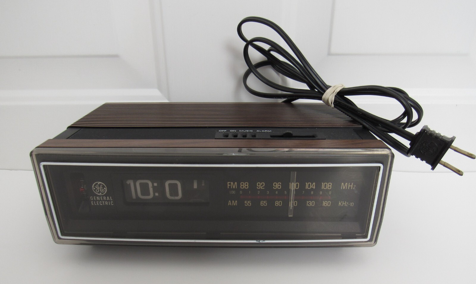 vintage-84-ge-general-electric-walnut-flip-clock-radio-alarm-7-4305c