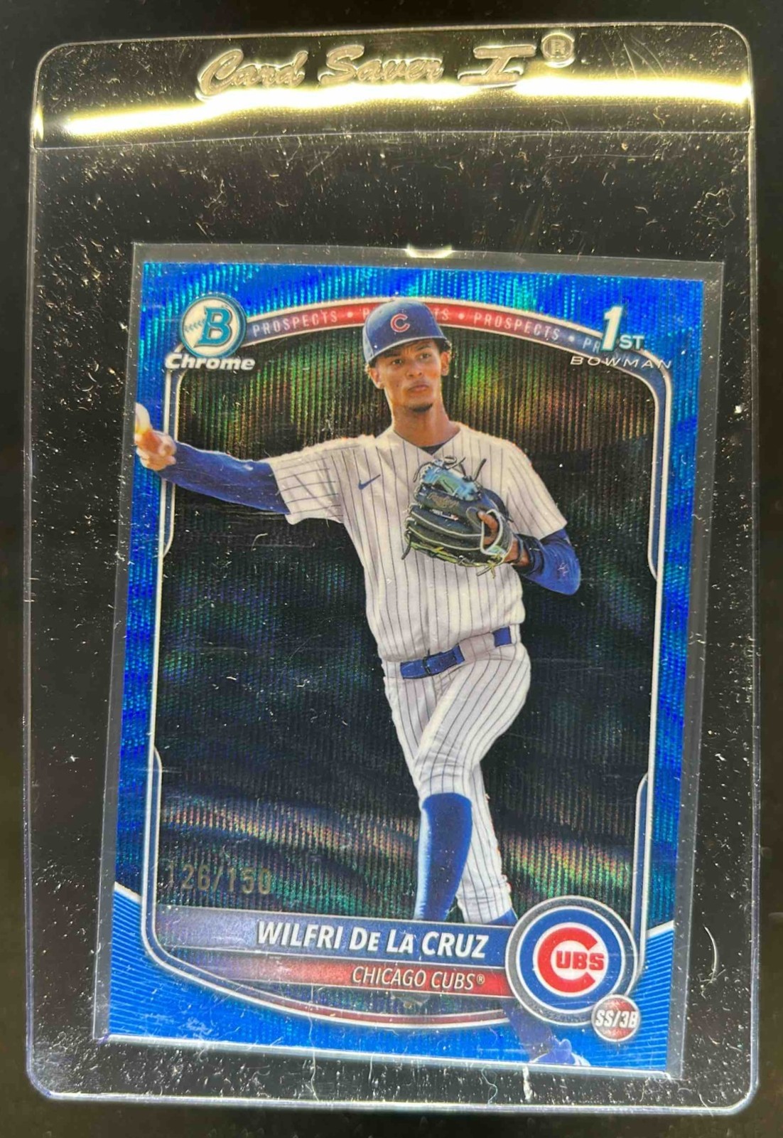 2025 Bowman Chrome Wilfri De La Cruz Blue Wave Refractor 1st Prospect #/150 Cubs