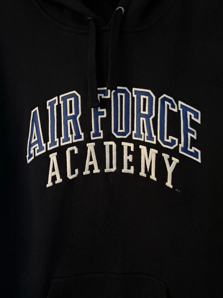 Sudadera con capucha bordada de la Academia de la Fuerza Aérea de los Estados Unidos talla grande. Foto 2 de 4