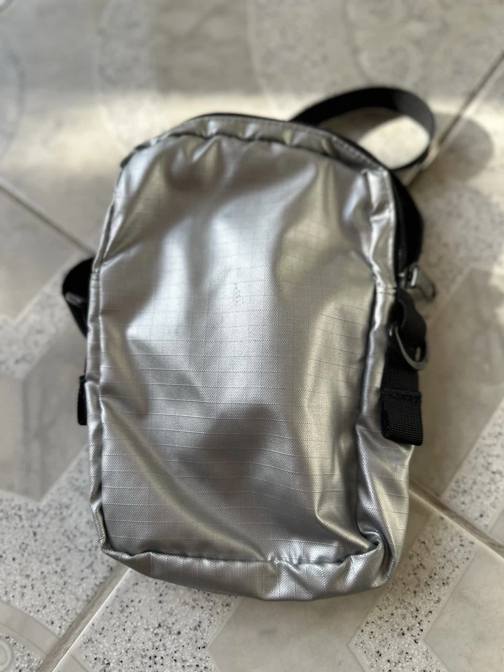 Bolsa de ombro Supreme x The North Face metálica prata SS18 - Imagem 3 de 4
