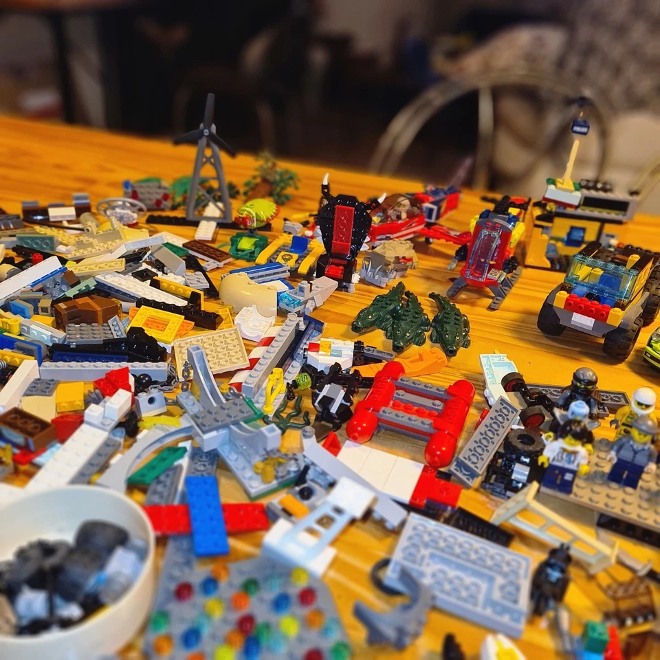 lot de legos en vrac - voitures : Porches-hélcoptère - nombreux personnages - Photo 4/4
