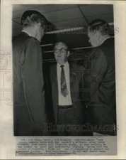1970 Press Photo Mayor Frank Curran talks with sheriff's officers in San Diego