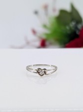Bague en or blanc motif coeur centrée d'un petit diamant Or 750 Millième (18 CT