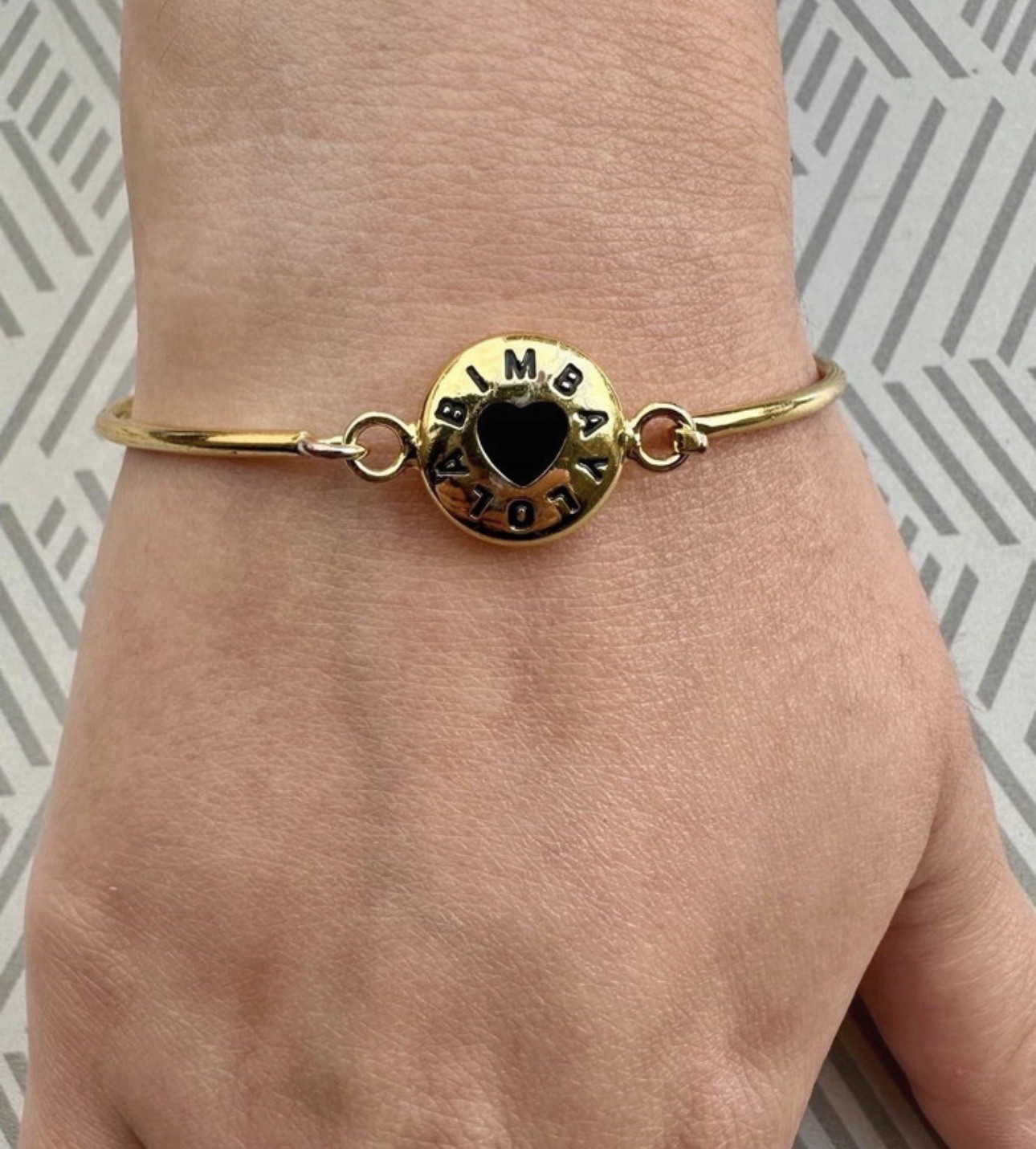 Bracelet Bimba y Lola de haute finition dorée texturée au cœur noir précieux