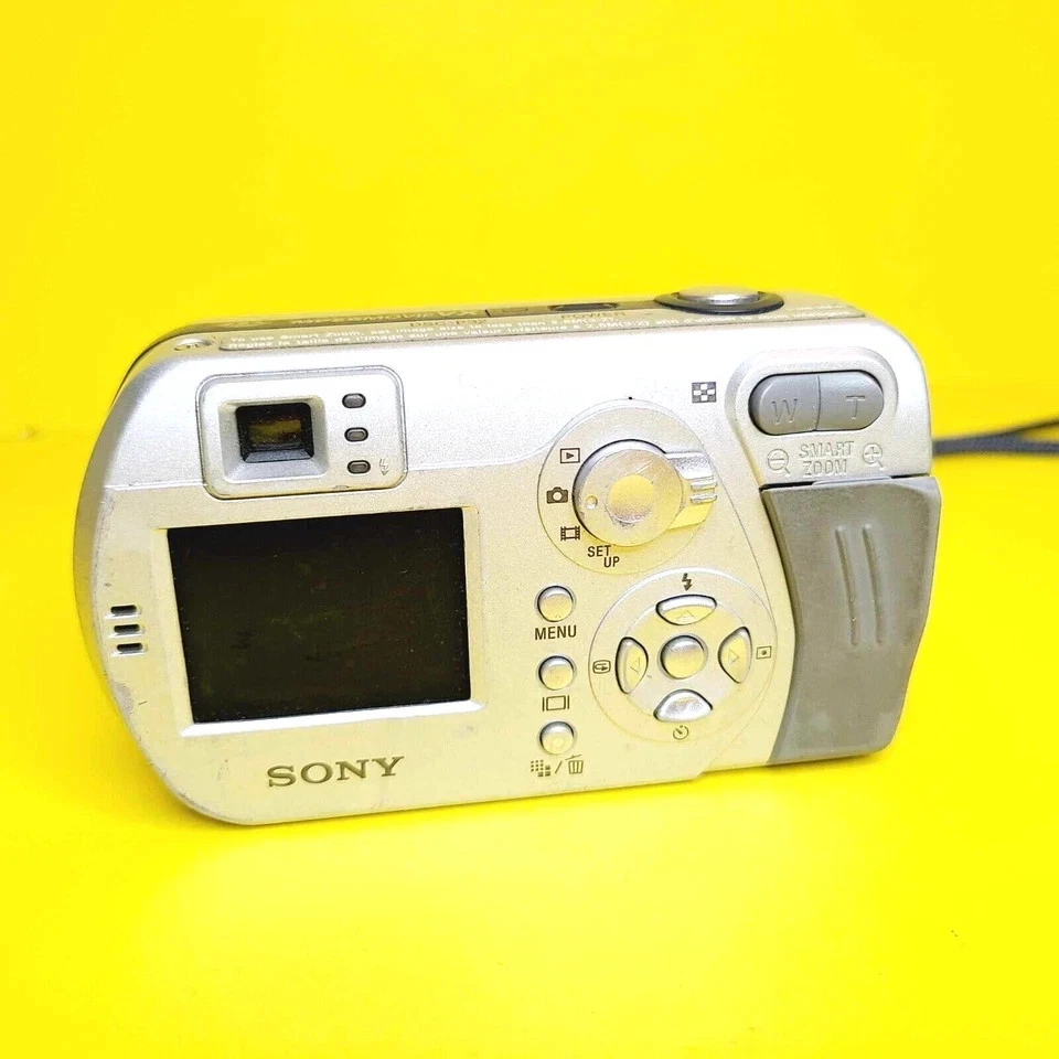 *SCREEN HAS SOME DEAD PIXELS* WORKING SONY CYBER-SHOT DSC-P32 DIGITAL CAMERA - Image 3 of 4