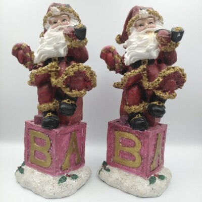 Paar Weihnachtsmänner sitzend auf ABCD Glitzerblöcke 