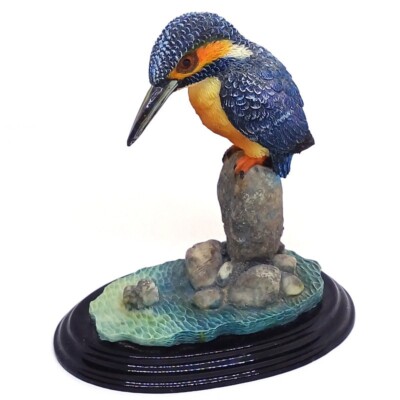 Eisvogel Ornament Natur Vogel auf Felsen Statue Wasser Tierwelt