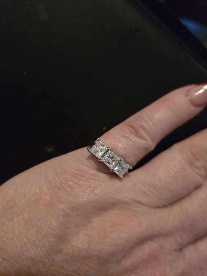 Anillo de compromiso de plata de diamantes moissanita princesa blanca casi 3 piedras 3,15 quilates Vvs-cerca Foto 3 de 4