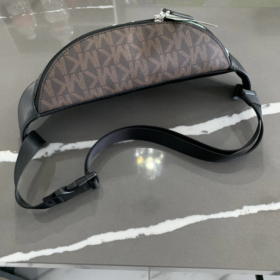 Mochila bandolera Michael Kors unisex Cooper de cuero granulado Foto 3 de 4