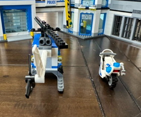 Lego 60141 City Police Station - Complete with minifigs & Instructions