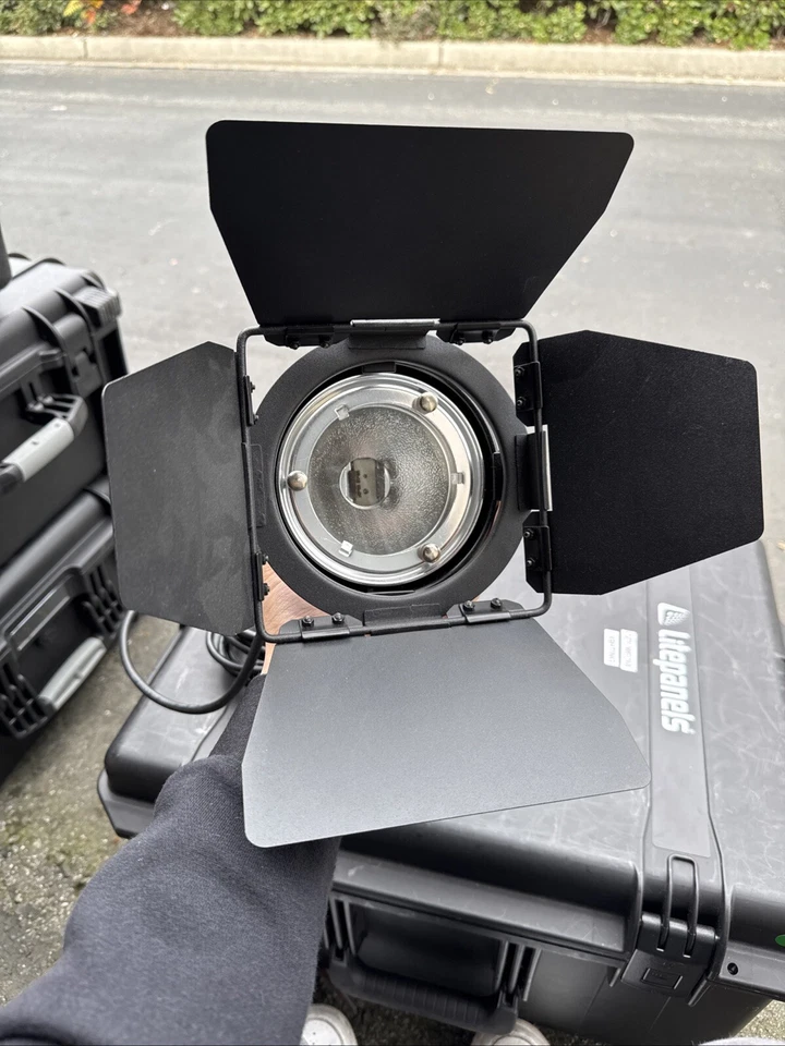Impact Qualite 300 - 300 Watt / 3200K - Focusing Flood Light - Image 2 of 4
