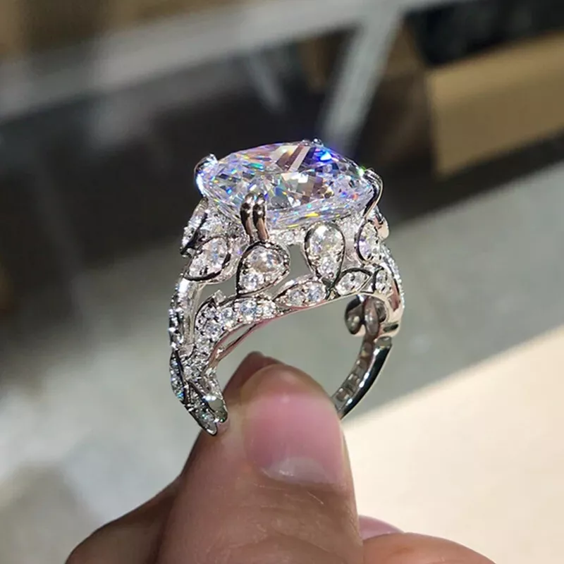 Gorgeous Designer Engagement Ring 3.5Ct Simulated Diamond Ring 925