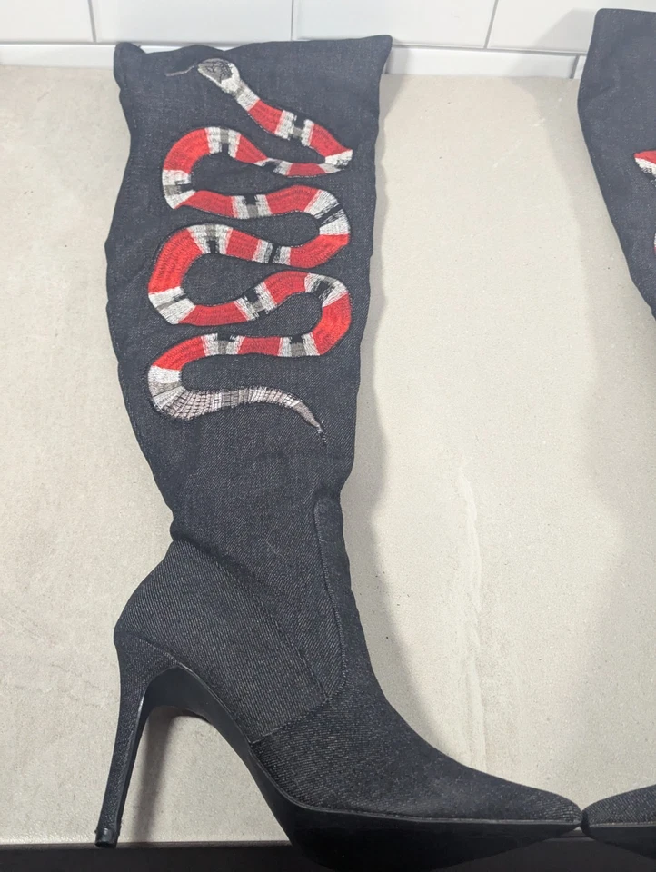 Botas femininas Cape Robbin jeans acima do joelho bordado cobra salto agulha 7 - Imagem 3 de 4