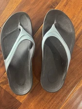 No wear !  - OOfos Oolala Luxe Womens 10 Thong Sandals Silver Shimmer Flip Flops