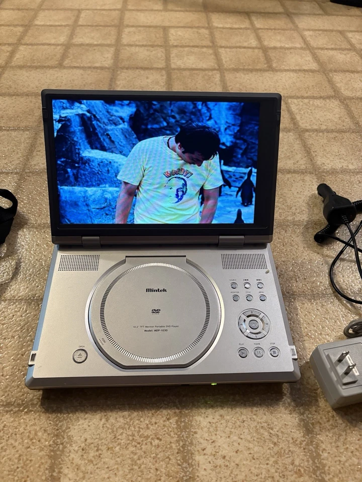 Mintek MDP-1030 10.2" TFT Monitor Portable DVD Player Tested With Bag & Cables - Image 4 of 4