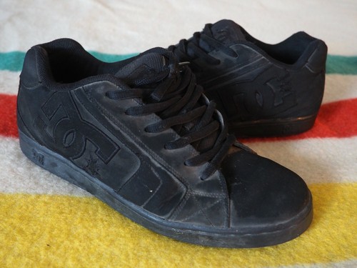 solid black dc shoes