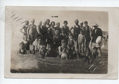 B1019 Original Vintage Foto: Große Familie am Strand mit 1 Hund