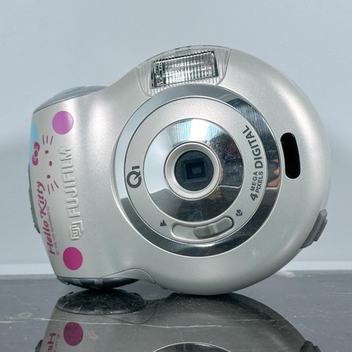 Fujifilm Hello Kitty Q1 Digital 4.0MP Rare Camera AA Battery USB CD