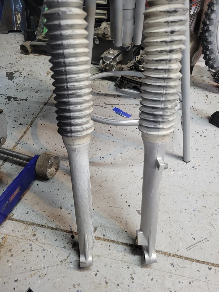 Yamaha TTR125E TTR125L TTR125LE 2000-2006 OEM COMP JUEGO DE HORQUILLAS DELANTERAS TRIPLE ÁRBOL Foto 3 de 4