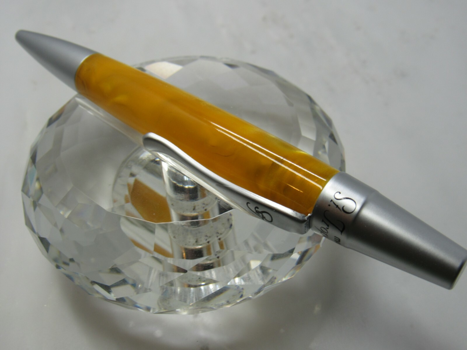 GORGEOUS HIGH QUALITY MARVY UCHIDA ST TROPEZ YELLOW PEARL ACRYLIC TWIST BP PEN