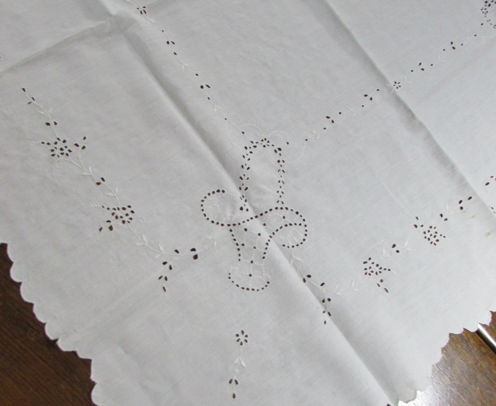 Vtg. White Linen Tablecloth Whitework Eyelet Lace Embroidery Baskets Garlands