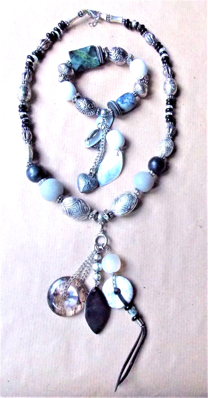 Collier fantaisie en perles de verre Bilbo avec son bracelet assorti bleu marine pour femme
