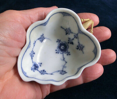 Sehr seltene Royal Copenhagen blau geriffelte Blatt Einlegeschale 1-148 Arnold Krog 9,2 cm 
