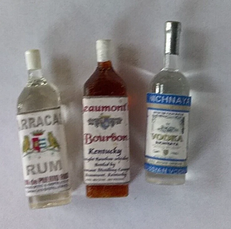 Juego de 3 botellas de licor miniatura para casa de muñecas - ron - vodka - bourbon escala 1:12 Foto 2 de 3