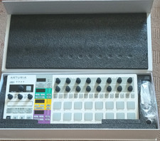 Arturia BeatStep Pro Pad-Controller Sequenzer...