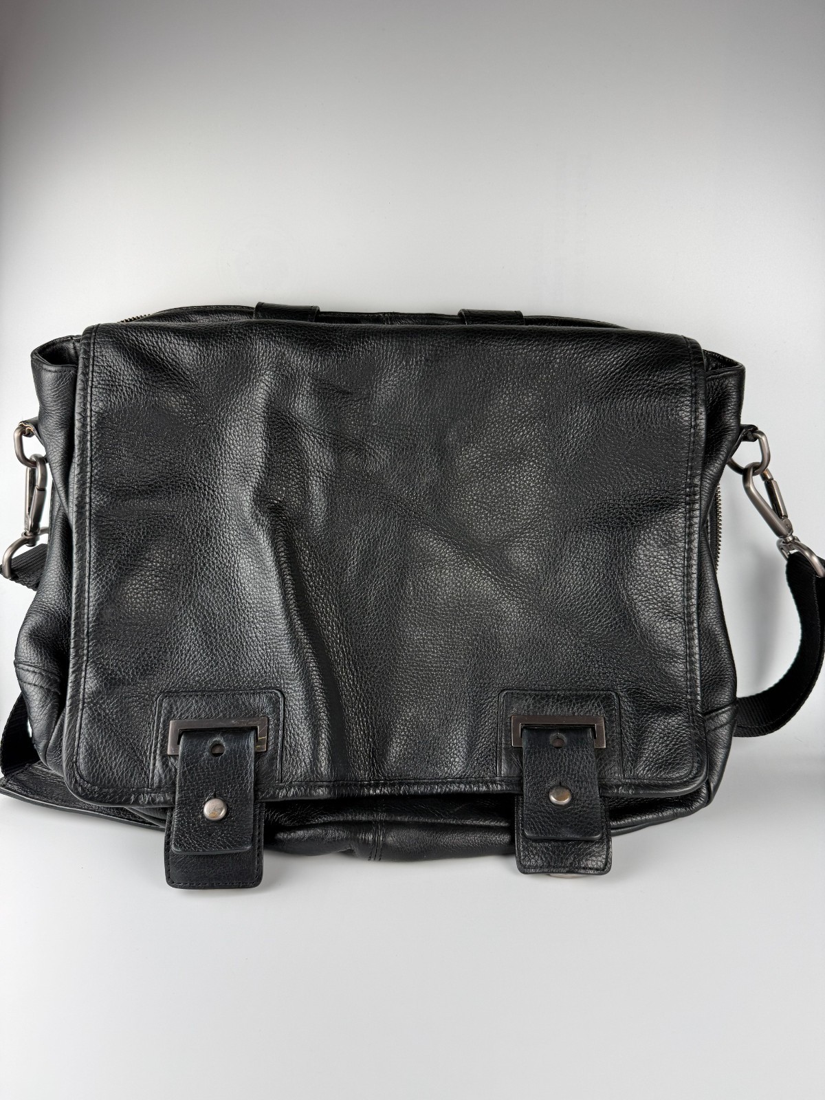 Banana Republic Mens Messenger Bag Black Leather Laptop Sleeve Crossbody Strap