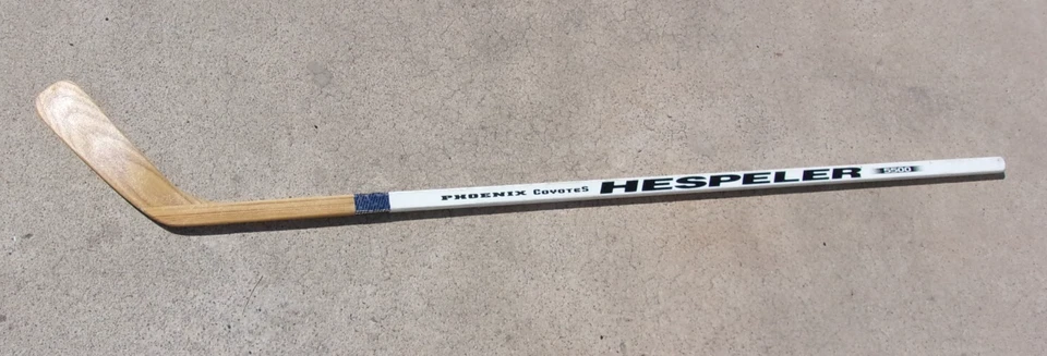 PHOENIX COYOTES rare Hespeler 5500 Gretzky II wood stick w/Tony Amonte autograph - Image 3 of 4