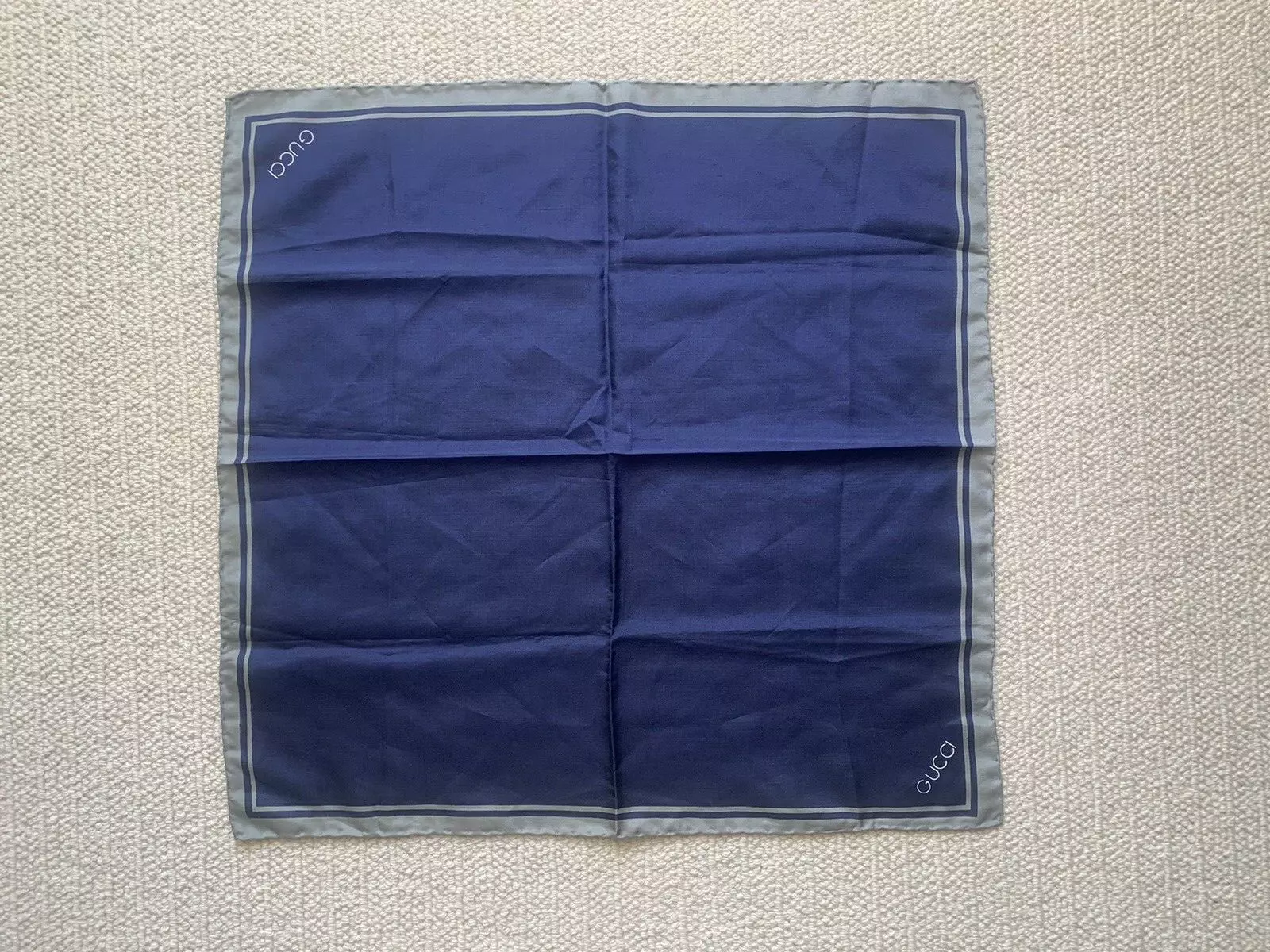 Poche carrée en soie bleue grise Gucci
