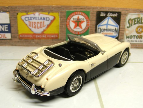 Corgi Classics CC02501 Austin-Healey 3000 MkI 2 Door Roadster FREE P+P - Picture 3 of 5