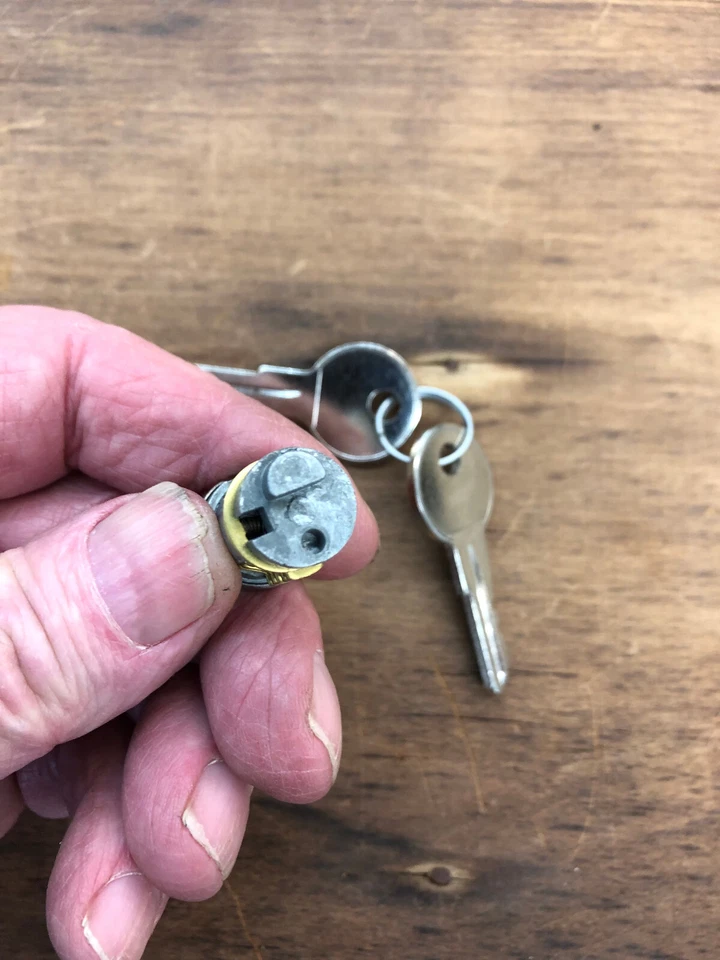 ЦИЛИНДР ЗАМКА ЗАЖИГАНИЯ СТАРТЕРА ГРУЗОВИКА ДЖИПА WILLYS С КЛЮЧАМИ ОТ ОРИГИНАЛЬНОГО ПРОИЗВОДИТЕЛЯ НОВЫЙ ИЗ СТАРЫХ ЗАПАСОВ - Изображение 3 из 4