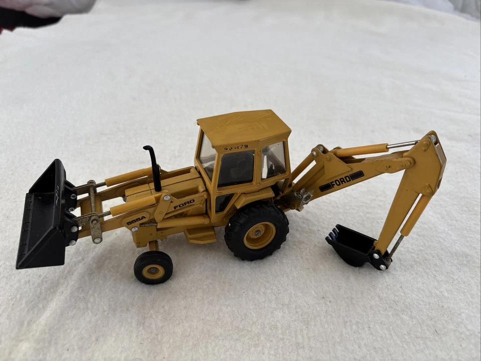 1/32 Ertl Ford 555A Backhoe/front Loader W/ Outriggers. Toy (No Box) - Image 2 of 4