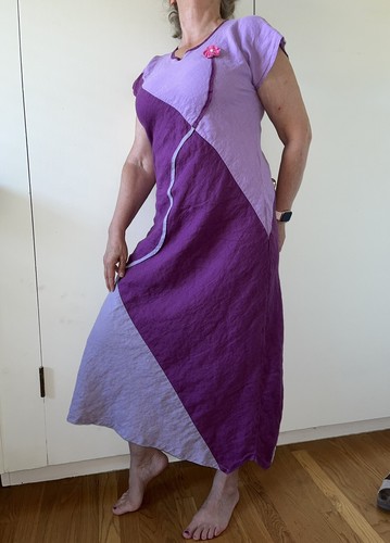 Leinenkleid handgefertigt Blumenapplikation unebener Saum Maxi A-Linie lila kurzärmelig - Bild 13 von 15