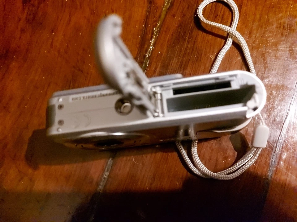 Samsung L600 6.0MP Digital Camera Untested No battery - Image 3 of 3