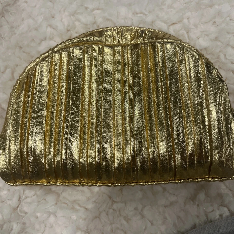 BOLSA DE MAQUILLAJE MAC GOLD (2024 HOLIDAY PARAMOUNT) 8” X 6” X 2” Foto 4 de 4